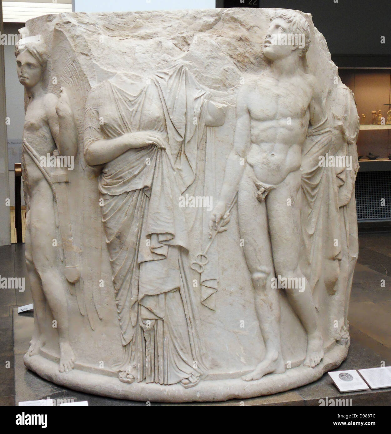 Marmor Spalte aus der Tempel der Artemis in Ephesos in der Türkei. Griechisch, ca. 340-320 v. Chr. eines der sieben Wunder der Welt. Nach oben Hermes, der mit seinem kerykeion (geflügelte Personal) in der rechten Hand und Petasos (Sonnenhut mit breiter Krempe) hinter seinem Kopf blickt. Die Frau vor ihm, die er erscheint zu führen, Stockfoto