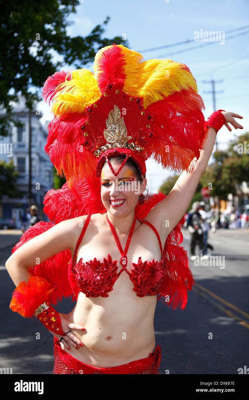 Bunte Tänzerinnen im Karneval parade im Mission District in San Francisco, Kalifornien, USA Stockfoto