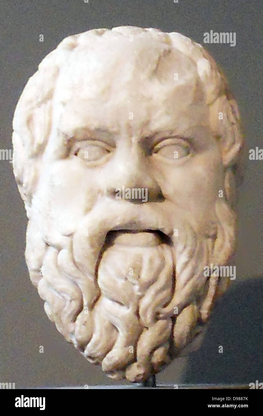 Griechische Büste des Sokrates (469-399 v. Chr.) gilt als der geistige Vater des modernen westlichen Philosophie zu sein. Seine Methode der Untersuchung wurde in einem durchdringenden Diskussion mit seinen Gefährten, die Frage nach der Natur des Wissens selbst auf der Suche nach absoluten Wahrheiten. Sokrates selbst schrieb nichts, aber Versionen seiner Gespräche werden im schriftlichen Werke seiner Schüler Platon und Xenophon aufgezeichnet. Sokrates' Streben nach wahrer Erkenntnis ihn in Konflikt mit der Frömmigkeit Gesetze seiner Heimatstadt Athen, wo seine etwaige Strafverfolgung zu erzwungenen Selbstmord geführt hat. Stockfoto