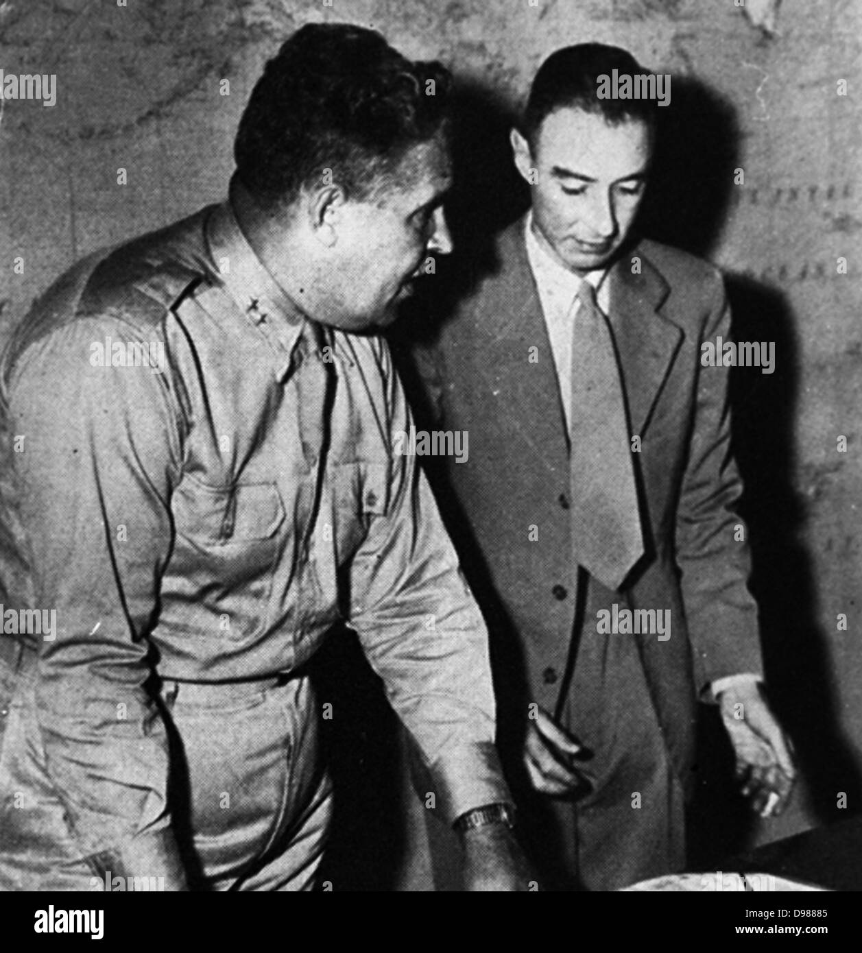 General Leslie Groves (links), militärischer Leiter des Manhattan-Projekts mit Prof. Robert Oppenheimer (rechts) Stockfoto