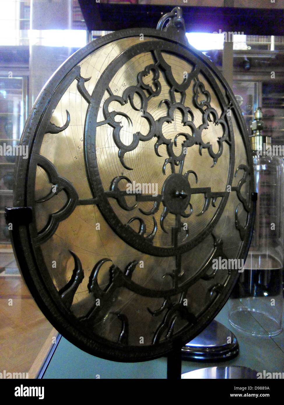 Die Sloane Astrolabe Englisch, um AD 1300. Eine der frühesten bekannten Europäischen astrolabien. Ein astrolabium ist ein multi-funktionales Instrument, damit der Benutzer so unterschiedliche Aufgaben wie die Zeit zu halten (sowohl bei Tag als auch bei Nacht), Vermessung, Bestimmung der Latitude- und Casting Horoskope. Sie waren in Europa bis zum siebzehnten Jahrhundert verwendet, und in der islamischen Welt bis zum neunzehnten Jahrhundert. Dies ist eine von drei Astrolabien in den Kollektionen von Sir Hans Sloane, die jetzt im British Museum. Stockfoto