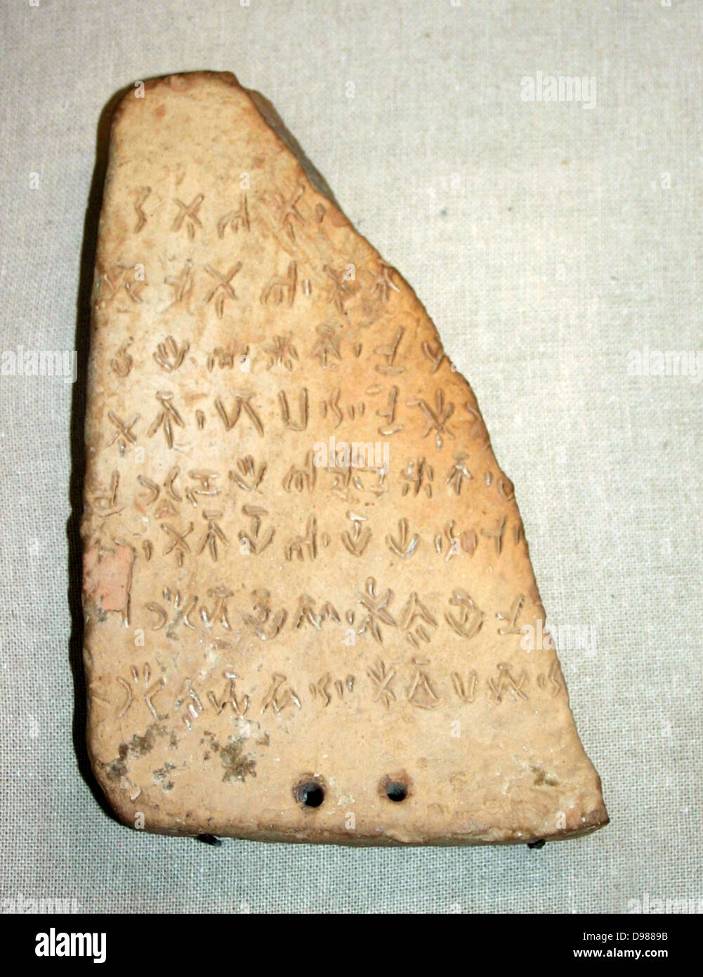 Tontafel mit Linear 'B' Skript eingeschrieben. Minoan Lines datiert um 1400 v. Chr. von Knossos. Kreta. Stockfoto