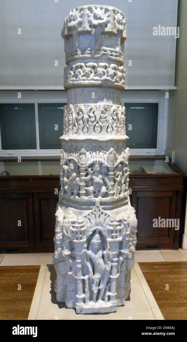 Marmor Säule aus einem Jain Tempel westlichen Indien. 11. Jahrhundert AD. Architektonische Elemente in der indischen Tempel sind ausnahmslos in dekorativen geometrischen Mustern, Laub, Tiere und Gottheiten bedeckt. In dieser Spalte Welle ist Platz an der Basis, dann achteckig und runden an der Spitze. Stockfoto