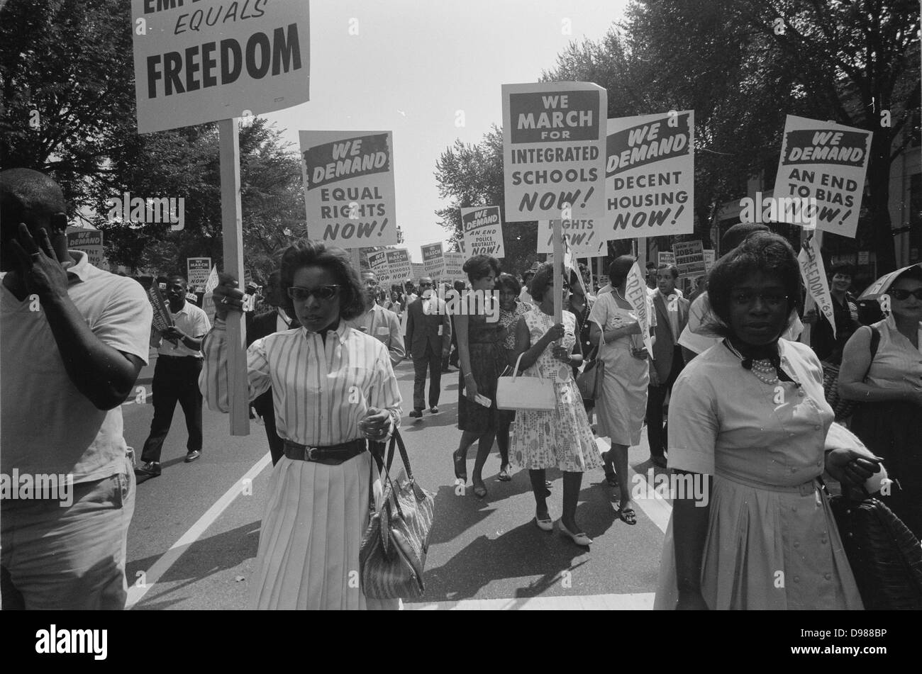 Die bürgerlichen Rechte Marsch auf Washington, DC, USA. Prozession der afrikanischen Amerikaner tragen Plakate fordern gleiche Rechte, integrierte Schulen, angemessene Wohnung, und ein Ende der Bias. 28. August 1963. Fotograf: Warren K Leffler. Stockfoto