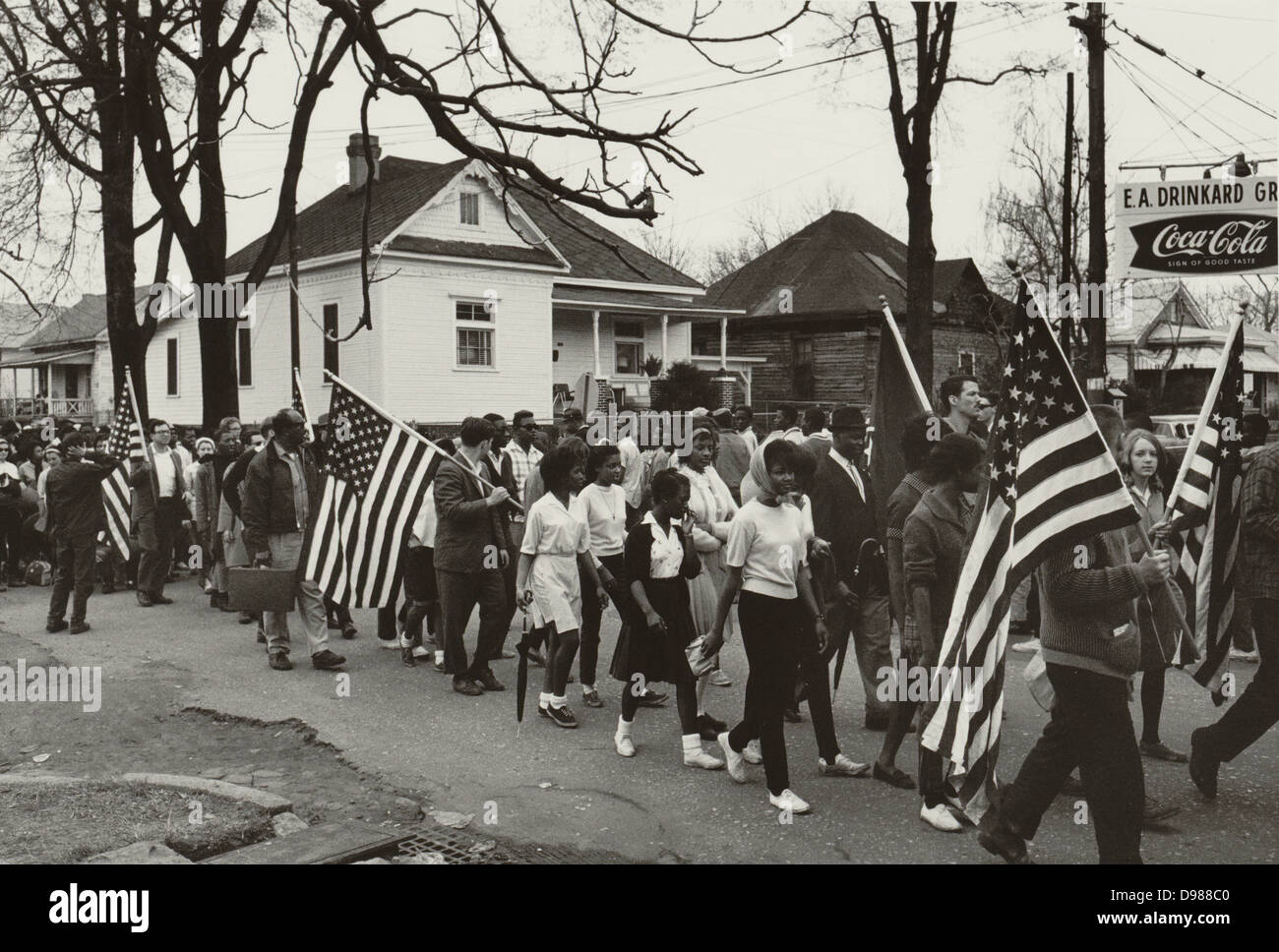Teilnehmer, einige, die amerikanische Fahnen, marschieren in der zivilen Strumpfhosen März von Selma nach Montgomery, Alabama, USA, 1965. Fotograf: Peter Pettus. Stockfoto