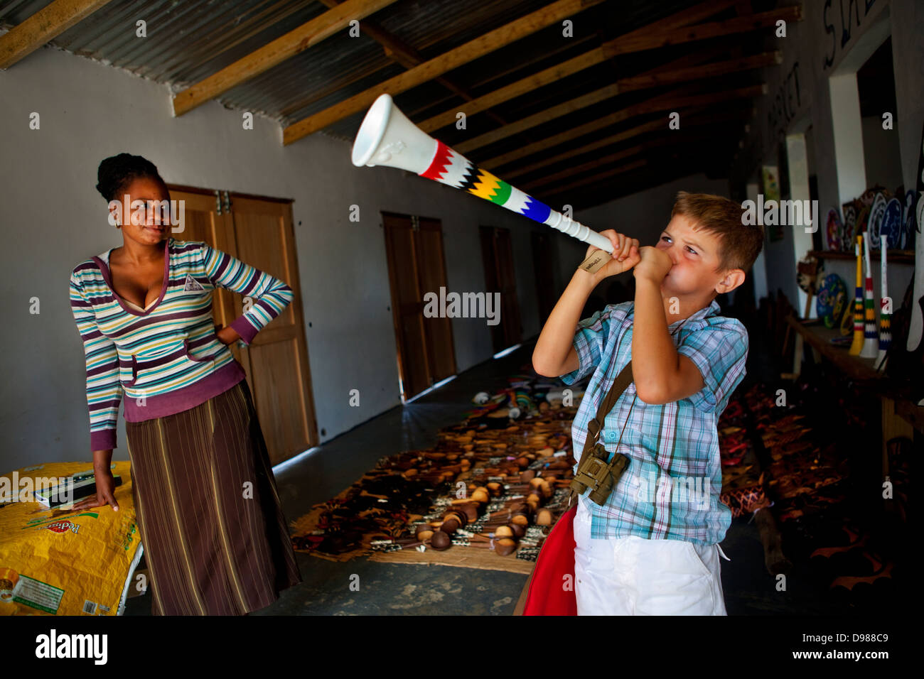 Tyler Talmage spielen die Vuvuzela in der Gemeinschaft-Craft-Shop in der Nähe des Phinda Game Reserve Stockfoto