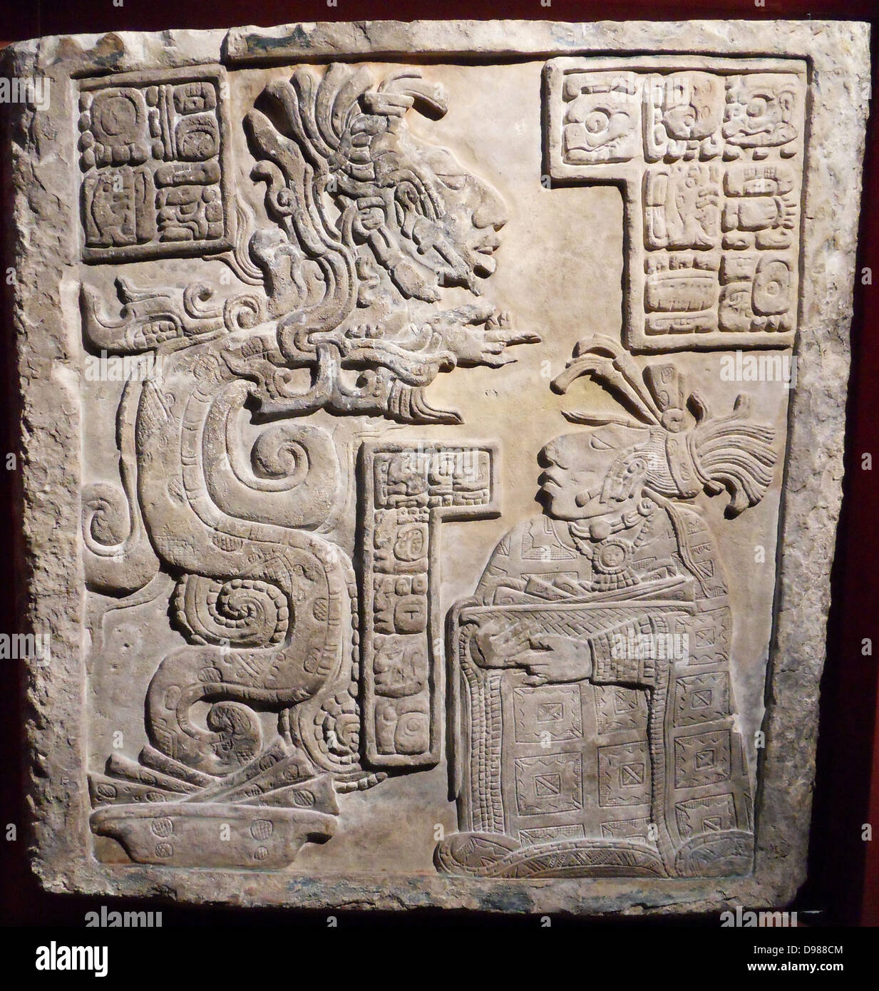 Yaxchilan Lintel 15Maya, spätklassischen Periode (600-900 n. Chr.) von Yaxchilan, Mexiko. Eine Schlange Erscheinung aus einem Maya-Tempel. Stockfoto