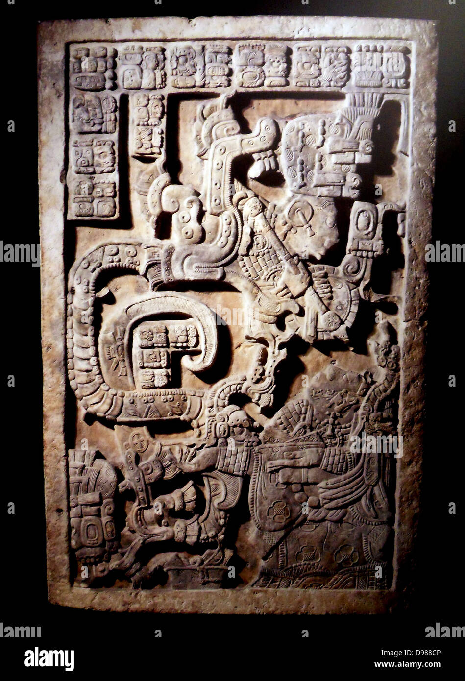 Yaxchilan Lintel 15Maya, spätklassischen Periode (600-900 n. Chr.) von Yaxchilan, Mexiko. Eine Schlange Erscheinung aus einem Maya-Tempel. Stockfoto