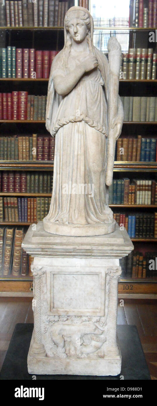 Statue von Demeter auf einem Altar. Roman, 2. Jh. n. Chr. Stockfoto