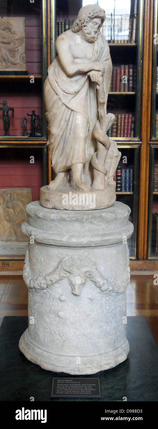 Aus Athen, Griechenland. Statue stellt der griechischen Göttin Demeter, mit einer Fackel in der linken Hand. In der Antike, Demeter war eng mit der religiösen Mysterien von Eleusis in der Nähe von Athen. Stockfoto Aus Athen, Griechenland. Statue stellt der griechischen Göttin Demeter, mit einer Fackel in der linken Hand. In der Antike, Demeter war eng mit der religiösen Mysterien von Eleusis in der Nähe von Athen. Stockfoto