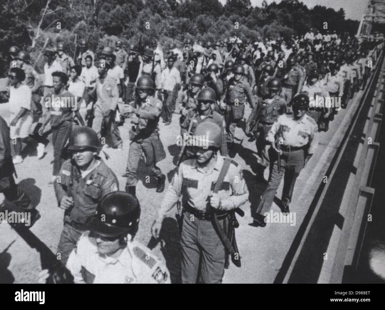 FLORIDA PFARREIEN BÜRGERRECHTE KÄMPFEN, USA: der Nationalgarde und Nationalgardisten Shield schwarz marchers von Zuschauern in der Nähe von Denham Springs während ihres Trek 1967 von Bogalusa in Baton Rouge. Mehr als 800 der Nationalgarde von Louisiana Governor John McKeithen bestellten zusätzlichen Schutz zu bieten. Stockfoto