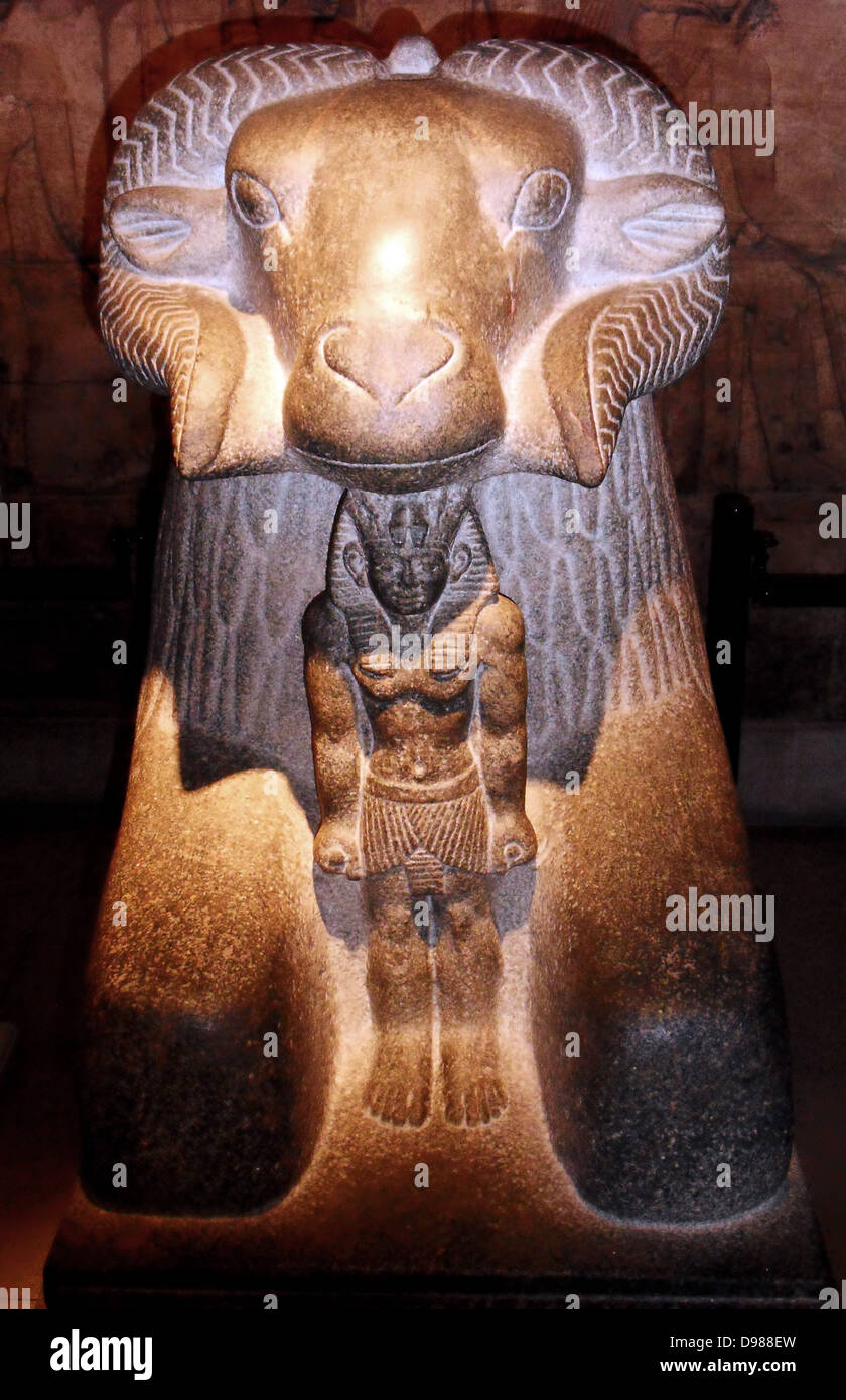 Granit Statue des Amun in Form eines ram Schutz des Königs Taharqa. Granit Gneis Statuen des Amun in Form eines ram Schutz des Königs Taharqa wurden an der Tempel des Amun in Kawa in Nubien angezeigt. Der Bau der steinernen Tempel wurde 683 v. Chr. von der Pharaos Taharqa gestartet. Der Ram ist eines der Tiere heilige an Amun, und mehrere Tempel des Amun gewidmet, auch die, in Karnak Empfohlene RAM-Speicher oder RAM-headed Sphinx Statuen. Stockfoto