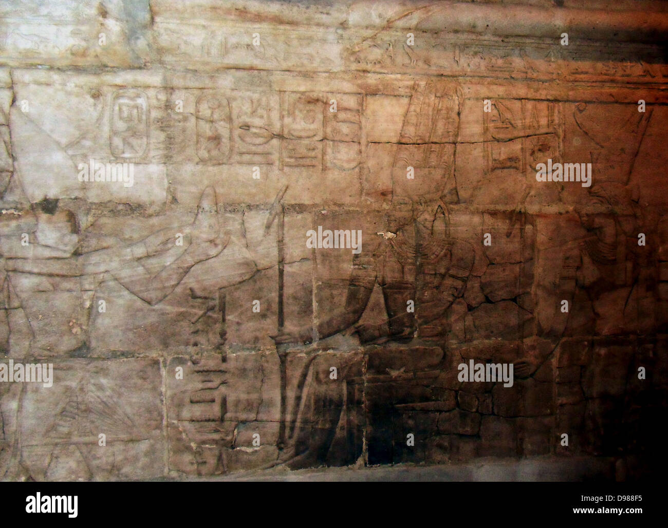 East Wall aus dem Heiligtum von taharqa der dritte in der Reihe der Kushite Könige von Ägypten, dessen Macht von Ihrer ursprünglichen Nubien in ganz Ägypten ausgedehnt, die sie als die Pharaonen der 25. Dynastie (712-657 v. Chr.) regierte. Innerhalb der Kawa Tempel stand die kleine in sich geschlossene Schrein, die jetzt im Ashmolean Museum ist. Taharqa und die Götter von Theben. Er bietet "ein weißes Brot zu seinem Vater "Amon-Re, begleitet von Mut. Stockfoto