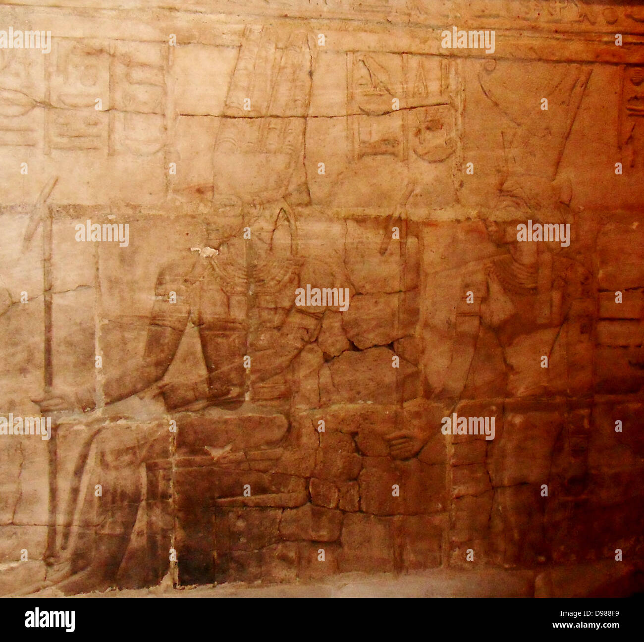 East Wall aus dem Heiligtum von taharqa der dritte in der Reihe der Kushite Könige von Ägypten, dessen Macht von Ihrer ursprünglichen Nubien in ganz Ägypten ausgedehnt, die sie als die Pharaonen der 25. Dynastie (712-657 v. Chr.) regierte. Innerhalb der Kawa Tempel stand die kleine in sich geschlossene Schrein, die jetzt im Ashmolean Museum ist. Taharqa und die Götter von Theben. Er bietet "ein weißes Brot zu seinem Vater "Amon-Re, begleitet von Mut. Stockfoto