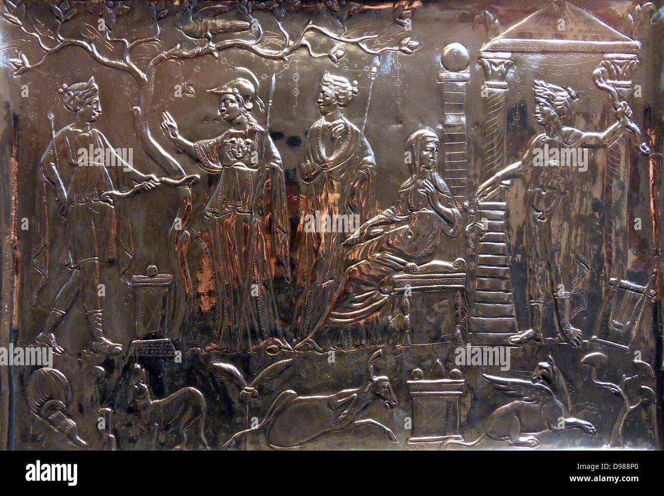 Die Corbridge Roman Lanx, Großbritannien, 4., von Corbridge, Northumberland. Silbertablett im Februar 1735. Es ist wahrscheinlich, dass der allmählichen Erosion der Flussufer heraus waschen war Teil eines vierten Jahrhundert Silber anhäufen. Die Szene zeigt den Gott Apollo am Eingang zu einem Schrein, der einen Bogen, seine Leier zu seinen Füßen. Seine Zwillingsschwester Artemis (Diana), der Jäger Göttin, kommt von der Linken, die Behelmten Göttin mit der Hand angehoben wird darauf hingewiesen, dass ein Gespräch Athene (Minerva). Die beiden weiblichen Figuren in der Mitte sind weniger offensichtlich. Die gesamte Szene ist eindeutig ein Heiligtum des Apollo. Stockfoto