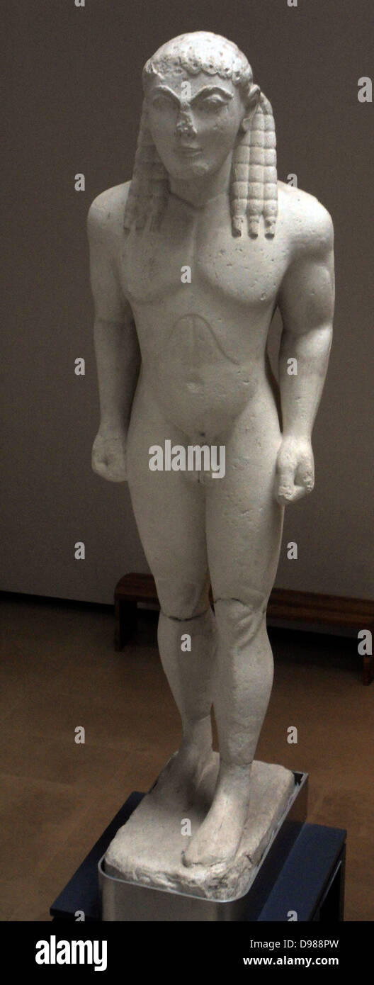 Griechischer Kouros (Jugend) von Delphi, Griechenland ca. 570 v. Chr.. Ein kouros (plural Kouroi, ist der moderne Begriff für die Darstellungen von männlichen Jugendlichen, die zunächst in der archaischen Zeit in Griechenland gewährt. Der Begriff Kouros, wurde zuerst für das, was vorher gedacht waren Darstellungen von Apollo von V. I. Leonardos 1895 vorgeschlagen werden. Stockfoto