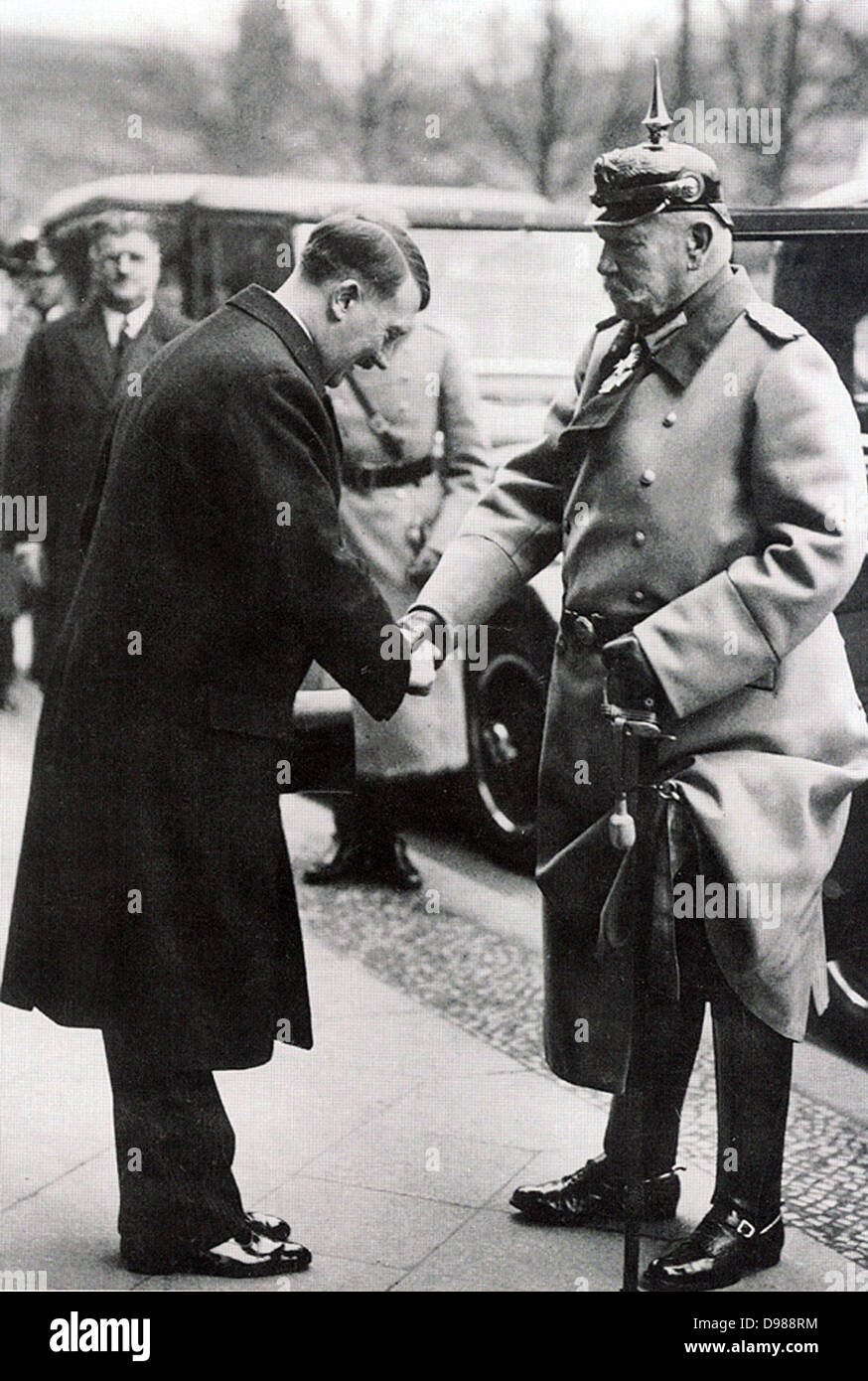 Die deutsche Bundeskanzlerin Adolph Hitler Gruß Präsident Paul von Hindenberg, 1933. Stockfoto