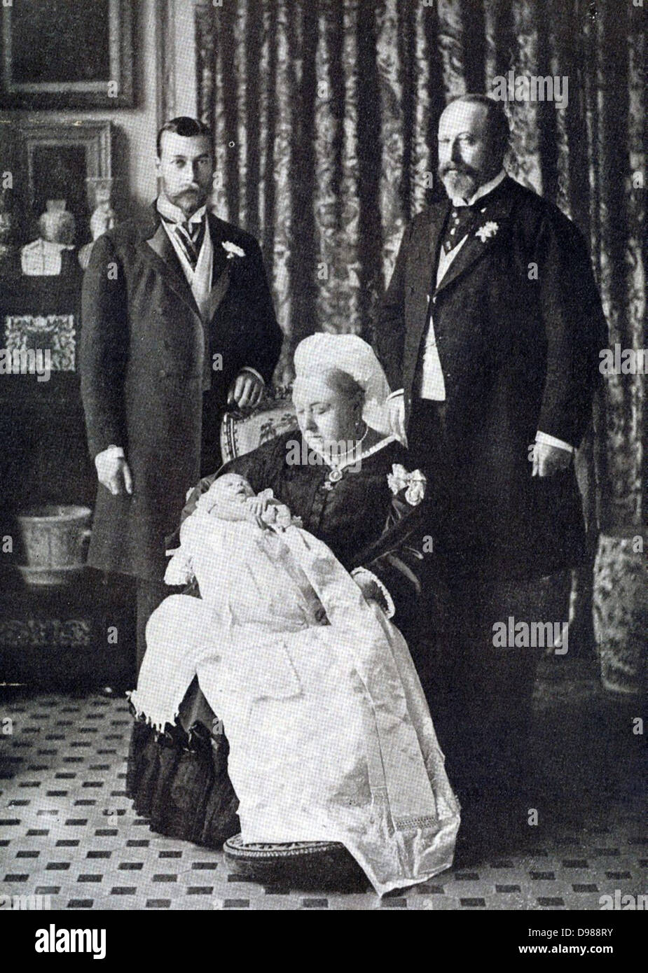 Vier Generationen von britischen Monarchen, 1894. Queen Victoria holding Kind Zukunft Edward VIII., flankiert von, Recht, ihr Sohn die Zukunft Edward VII, und ihr Enkel die Zukunft George V. Stockfoto