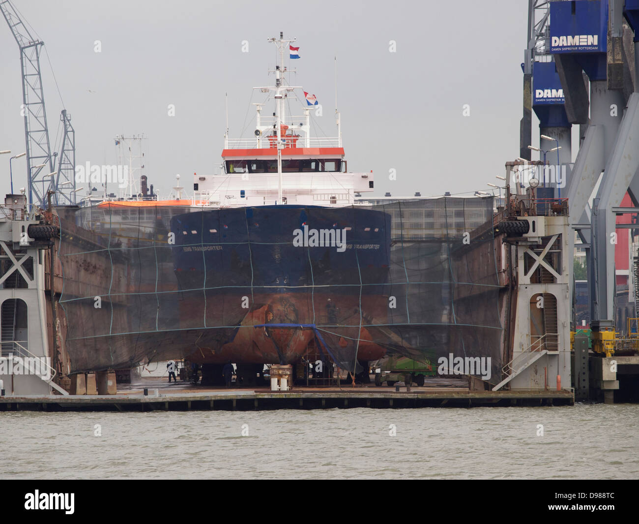 Das Schiff im Trockendock Damen Shiprepair für Wartungs- oder Reparaturarbeiten in den Hafen von Rotterdam, die Niederlande Stockfoto