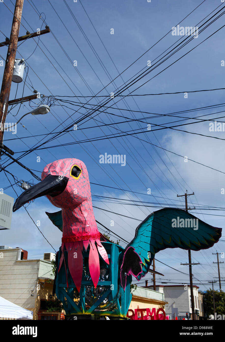 Bunte, riesige Modell eines Vogels im Karnevalstreiben im Mission District in San Francisco, Kalifornien, USA Stockfoto