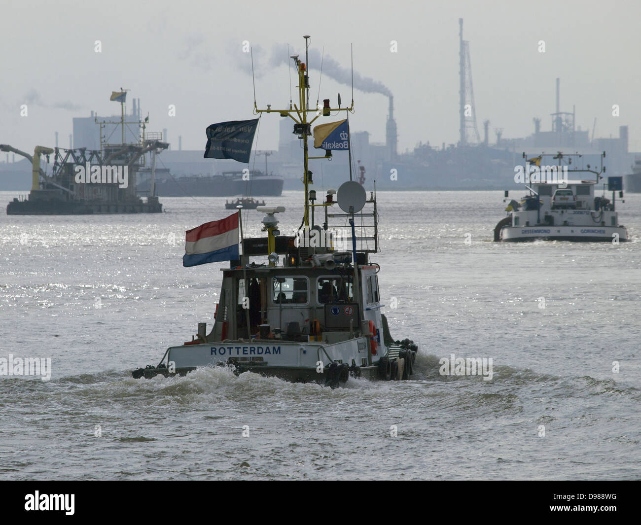 Verschiedene Boote im Hafen von Rotterdam, Niederlande Stockfoto