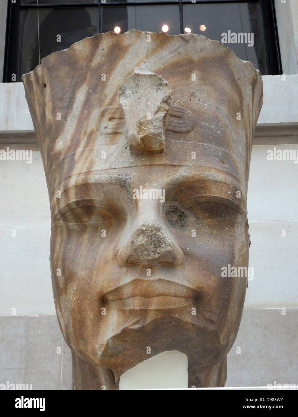 Kopf von einer Statue des Amenhotep III. aus dem Totentempel von Amenophis III, Theben, Ägypten, 18. Dynastie, etwa 1350 v. Chr.. Tragen die Rote Krone von Unterägypten der Totentempel von Amenophis III (1390-1352 v. Chr.) am Westufer des Nils in Theben eine große Anzahl von Statuen enthalten. Dieser Kopf ist eine der größten, nach der nahe gelegenen Kolosse von Memnon. Stockfoto