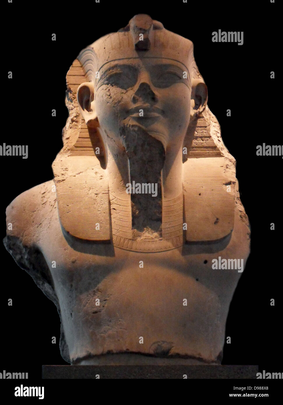 Kolossale Kalkstein Büste von Amenhotep III. aus dem Totentempel von Amenophis III, Theben, Ägypten. 18. Dynastie, etwa 1350 v. Chr.. Amenhotep III. in Auftrag gegeben Hunderte von Skulpturen für seine Totentempel auf dem Westufer des Nils in Theben, obwohl die genauen ursprünglichen Speicherort der meisten von ihnen nicht bekannt ist. Sie enthalten nicht nur die Figuren des Königs, sondern auch eine große Auswahl an tierischen Skulpturen in einer Vielzahl von Steinen. Stockfoto