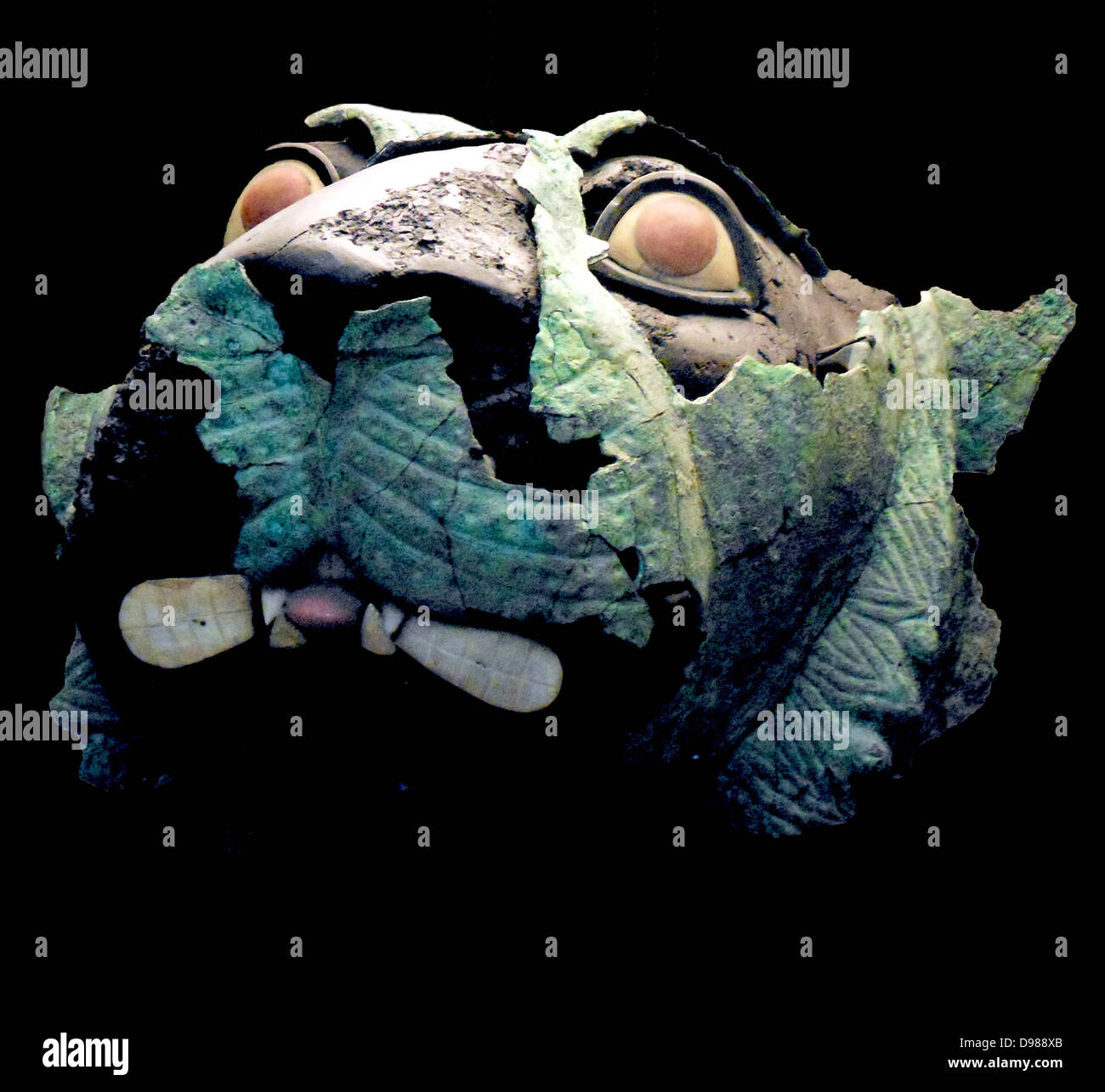 Lion's Head vom Tempel des Ninhursag, al-'Ubaid, südlichen Irak, ca. 2600-2400 v. Chr.. Ein Wächter Abbildung für den Tempel im Jahre 1919 in dem kleinen Ort von al-'Ubaid Weiterempfehlen entdeckt, in der Nähe der Überreste der Stadt Ur. den Kopf, von kupferblech über einen Bitumen Kern, neben der Plattform - Treppen gefunden wurde. Es hatte durch das Gewicht des Mauerwerks, die wahrscheinlich aus dem Tempel auf der Oberseite gefallen war beschädigt worden ist. Stockfoto