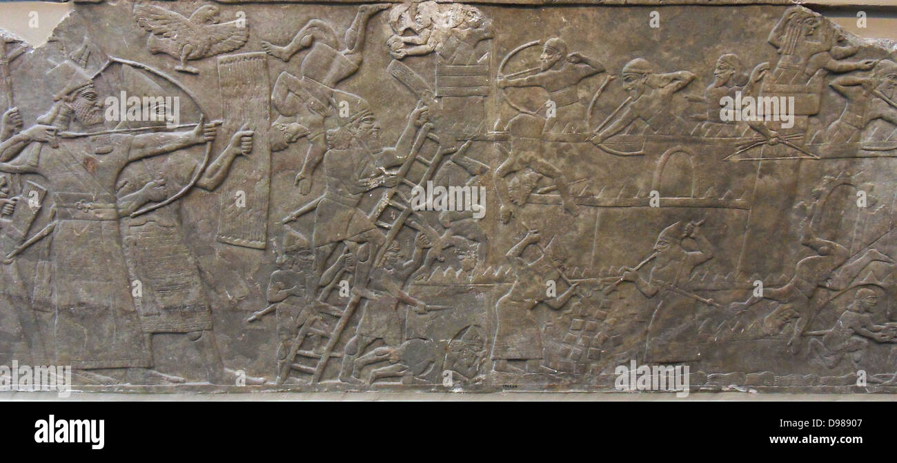 ein Angriff auf eine feindliche Stadt. Bogenschützen und Belagerungsmaschinen gezeigt. Assyrische Reliefs 865-860 v. Chr. aus Nimrud Stockfoto