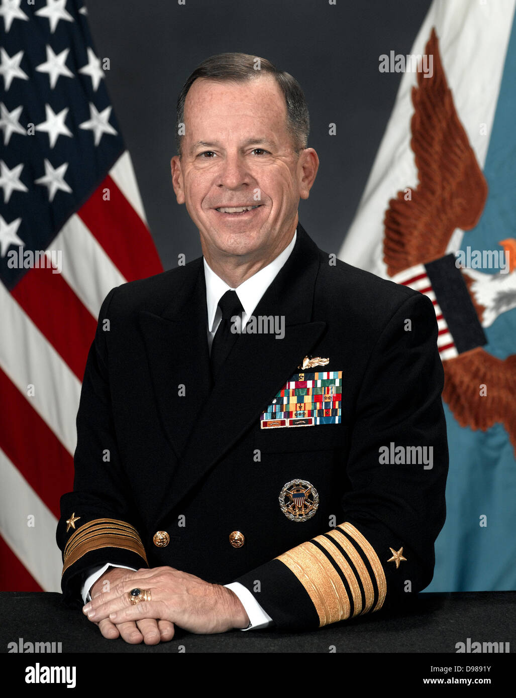 Admiral Michael Glenn 'Mike' Mullen, USN (geboren am 4. Oktober 1946) ist der 17. und derzeitigen Vorsitzenden des Generalstabs (CJCS). Mullen zuvor als 28 Chef der Marine der Marineoperationen ab 22. Juli 2005 bis 29. September 2007. Seine anderen 4-Sterne Aufgaben beinhalten, der Commander, U.S. Naval Forces Europe und Kommandant, Allied Joint Force Command Naples von Oktober 2004 bis Mai 2005, als die 32. Der Stellvertretende Leiter der Marineoperationen von August 2003 bis August 2004. Mullen hat seine aktuelle Belegung am 1. Oktober 2007. Stockfoto