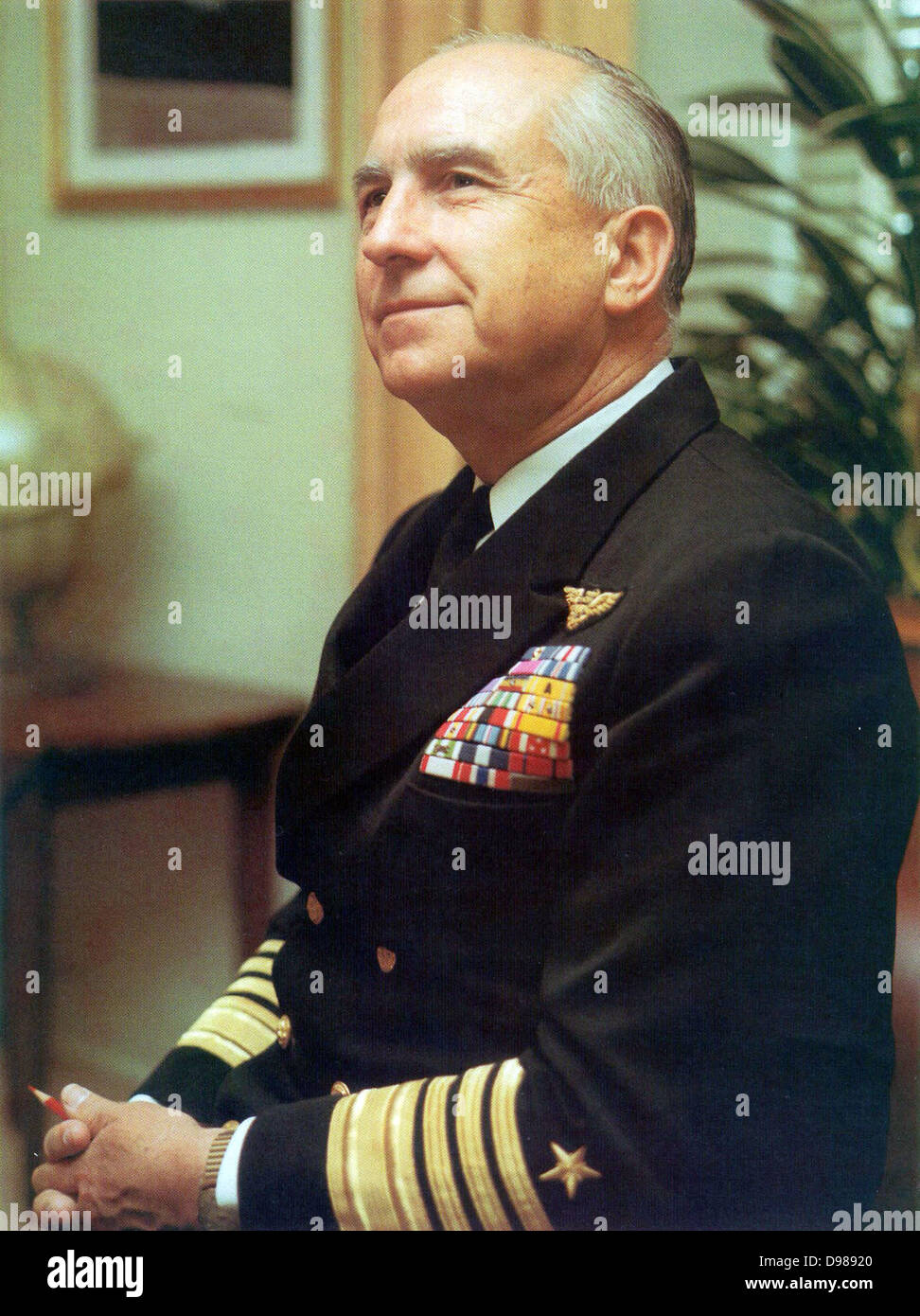 Thomas Hinman Moorer (Februar 9, 1912 - Februar 5, 2004) war ein US-Admiral, der sowohl als Leiter der Naval Operations und Vorsitzende des Generalstabs serviert. Leiter der Marineoperationen zwischen 1967 und 1970, auf dem Höhepunkt der US-Engagement in Vietnam. Er diente auch als Vorsitzende des Generalstabs von 1970 bis 1974 Stockfoto