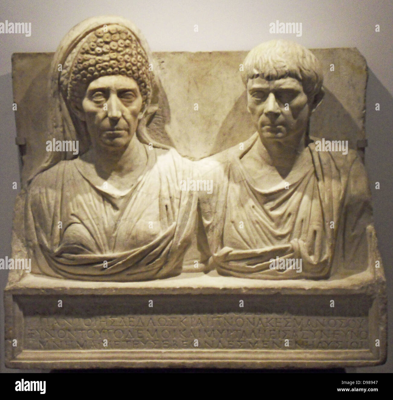 Aus Marmor Grabstein des Arztes Claudius Agathemerus und seine Frau Myrtale.  Ca. 100 n. Chr. Rom. Stockfoto