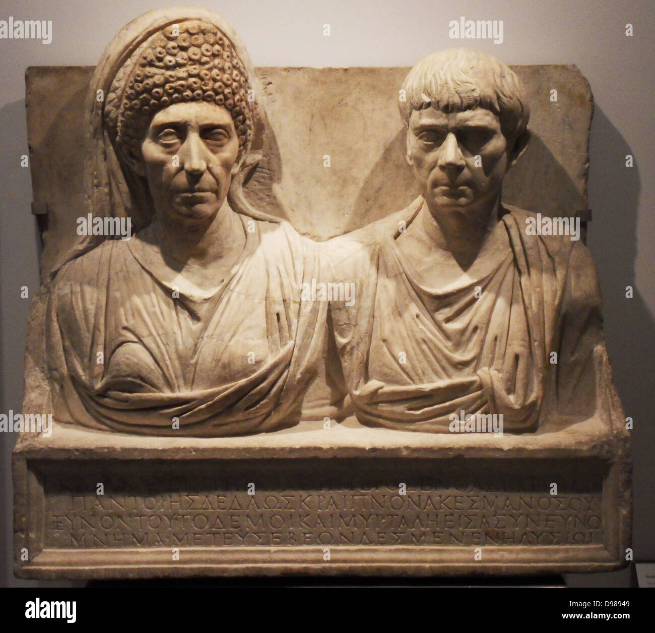 Aus Marmor Grabstein des Arztes Claudius Agathemerus und seine Frau Myrtale.  Ca. 100 n. Chr. Rom. Stockfoto