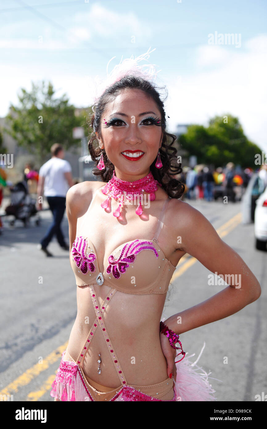 schöne junge Frau lächelte Karnevalstreiben im Mission District in San Francisco, Kalifornien, USA Stockfoto