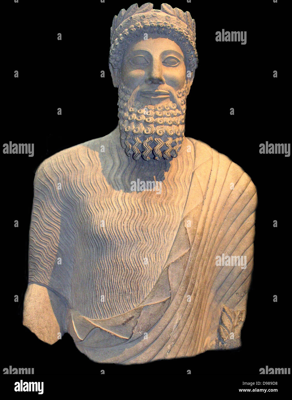 Kolossale Kalksteinstatue eines bärtigen Mannes Stockfoto