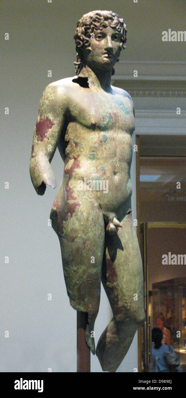 Bronzestatue von einem jungen Mann. Im antiken Griechenland und Rom Bronze und Marmor Statuen konnte an öffentlichen Orten und Heiligtümer der Götter gefunden werden. Im Laufe der Jahre fast alle bronze Statuen wurden eingeschmolzen. Dies ist einer der wenigen, die überlebt und können in Ägypten gefunden werden. Stockfoto
