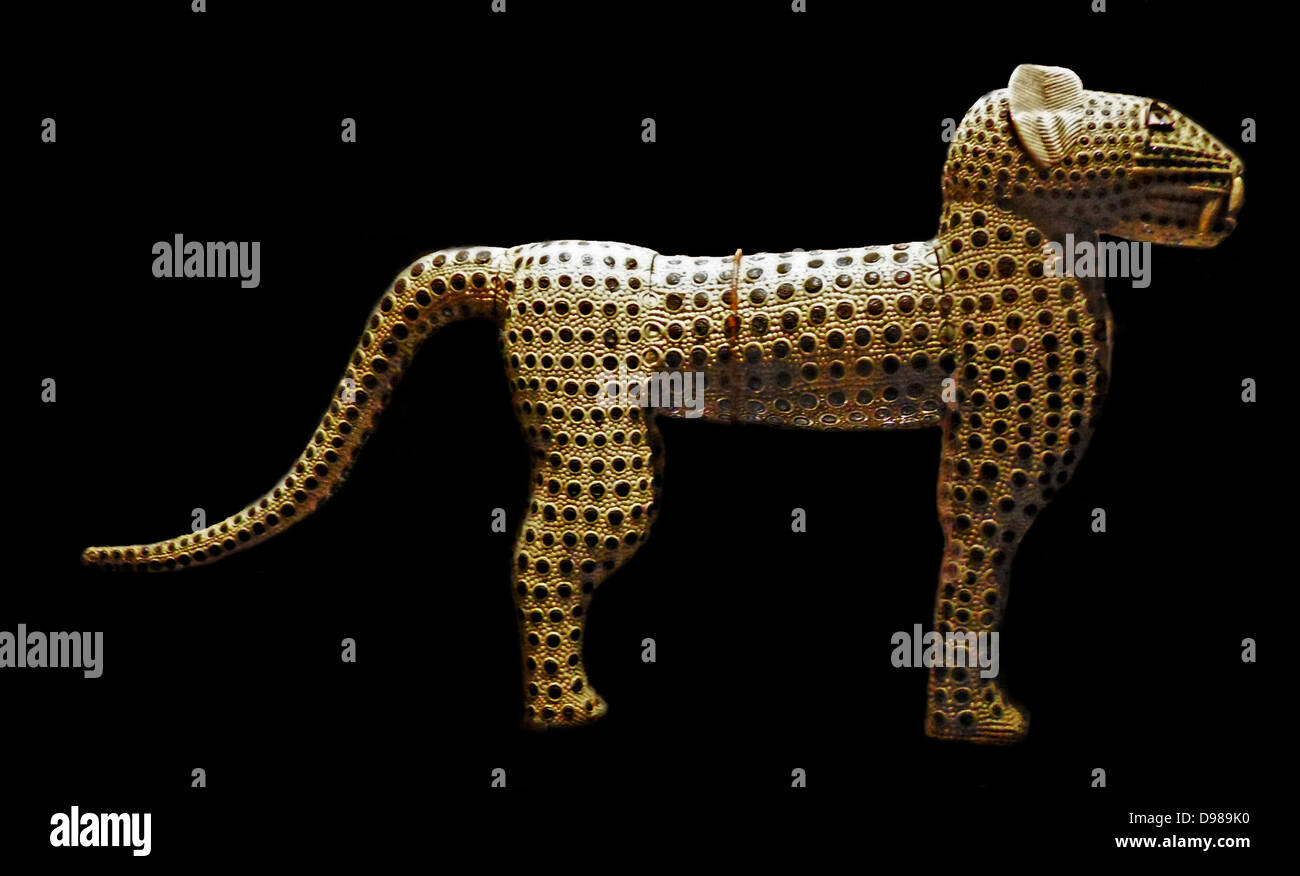 Zwei Leoparden.  Elfenbein, Kupfer, Koralle.  Benin, Nigeria, 19. Jahrhundert. Jeder Leopard wurde aus fünf separaten Stoßzähne hergestellt. Stockfoto
