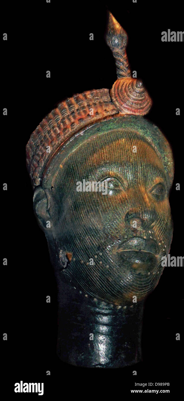 Messingkopf mit Perlen Krone und Plume von Ife, Nigeria.  Yoruba, vermutlich 12.-14. Jahrhundert n. Chr.. Stockfoto