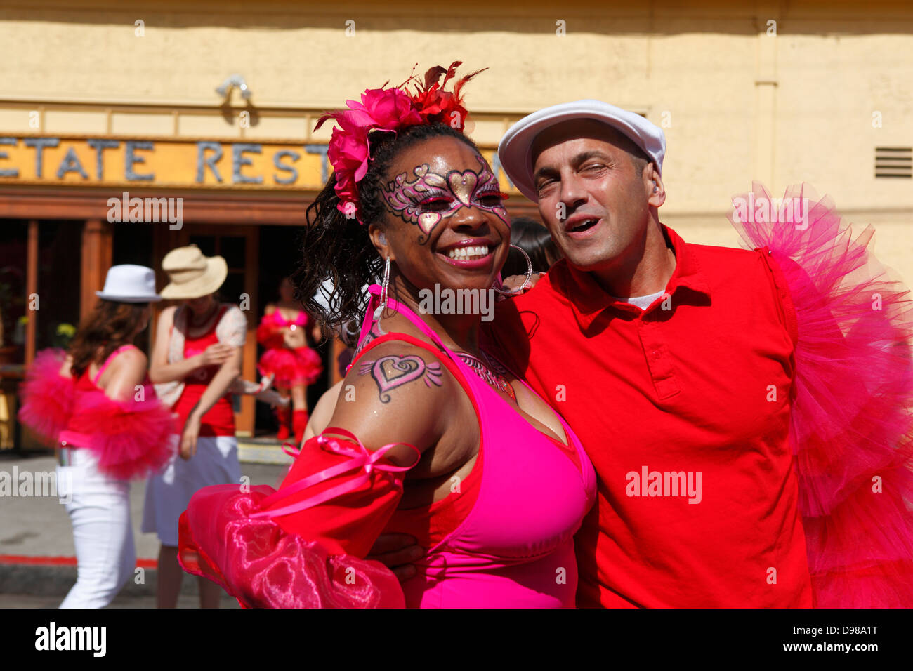 Kubanische Tänzerinnen im Karneval parade zu Mission District in San Francisco, Kalifornien, USA Stockfoto