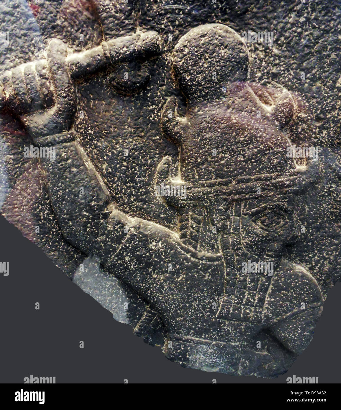 Dies ist ein Fragment eines Basalt Relief zeigt Teshub, der Sturm Gott. Der Rest der Entlastung (jetzt in Ankara) zeigt ein anderes Bild helfen, die Gott einen Löwen zu töten. Es kommt aus der so genannten "Herald Wand' gegenüber dem Tempel des Sturms - Gott bei Karkemisch. Stockfoto