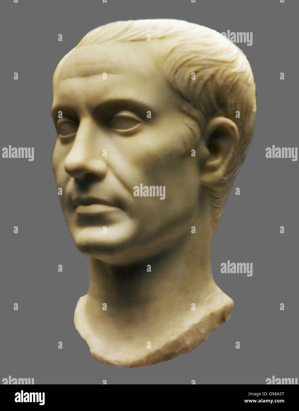 Portrait von Julius Cäsar (100-44 v. Chr.). Roman, in Italien AD 40-50). Dieser Kopf ist aus feinem griechischem Marmor und war einst Teil einer Statue, vielleicht Caesar in einer Toga. Stockfoto
