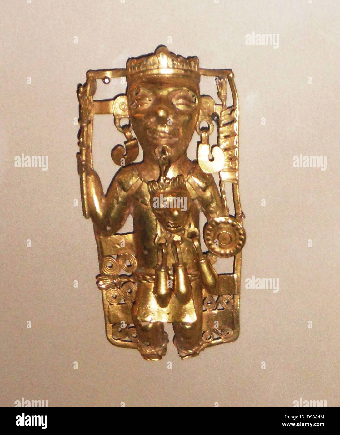 Gold Anhänger, ein Lineal mit Ritual regalia AD 1200-1521. Dieser Herrscher, reich mit Kopfschmuck Halskette und Ohrringe geschmückt, trägt eine Schlange personal Streitaxt in der rechten Hand und ein Schild in der linken. Von seiner Hüfte Stecker hängt eine Maske, möglicherweise eine uralte Reliquie. Aztec Stockfoto