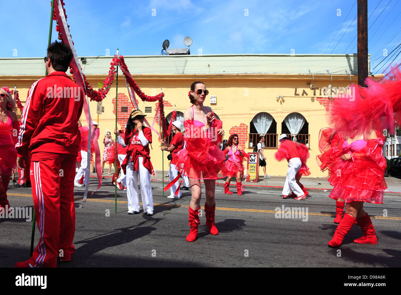 Kubanische Tänzerinnen im Karneval parade zu Mission District in San Francisco, Kalifornien, USA Stockfoto