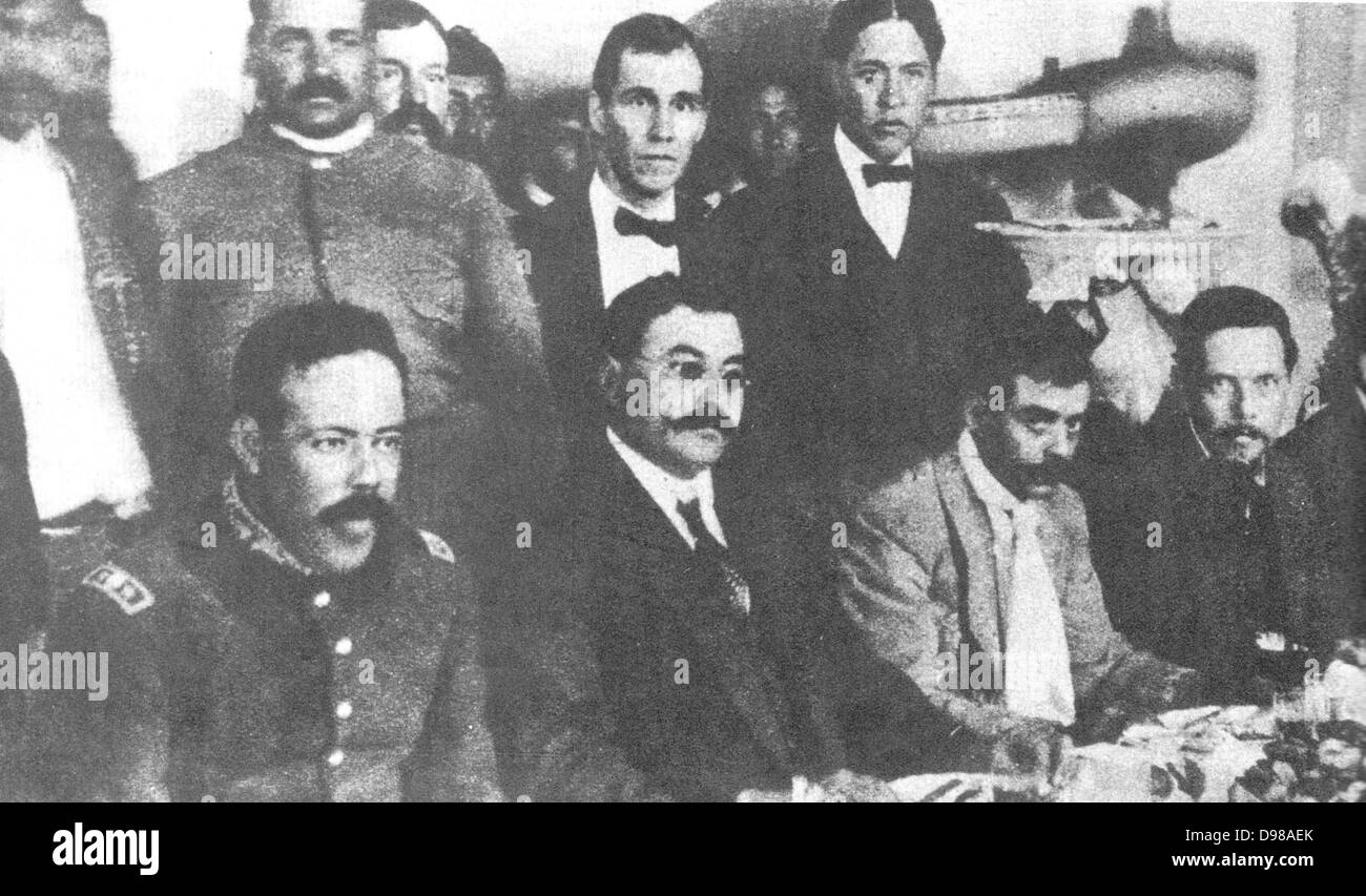 Sitzend von links nach rechts, Felícitas Villareal und Eulalio Gutíerrez, Pancho Villa und Emiliano Zapata. Stockfoto