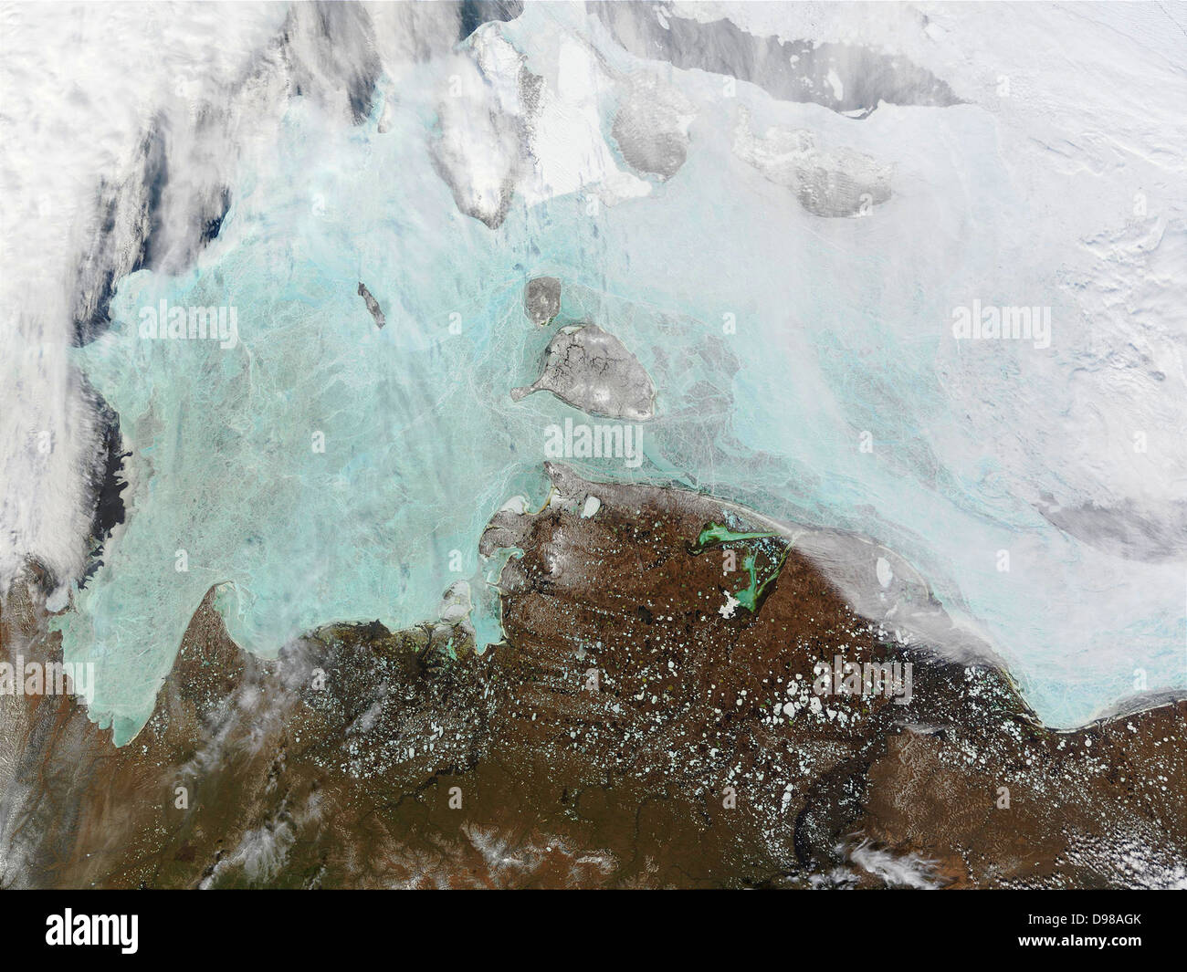 Im Winter Eis in die ostsibirische See. True-color Moderate Resolution Imaging Spectroradiometer (MODIS) Bild aus dem Jahr 2002. Nördlich der Tauende Tundra, dem Meereis nimmt auf seine Risse, hell blau aussehen wie es verdünnt, die es ermöglicht die Reflexion des Wassers durch zu zeigen. Stockfoto