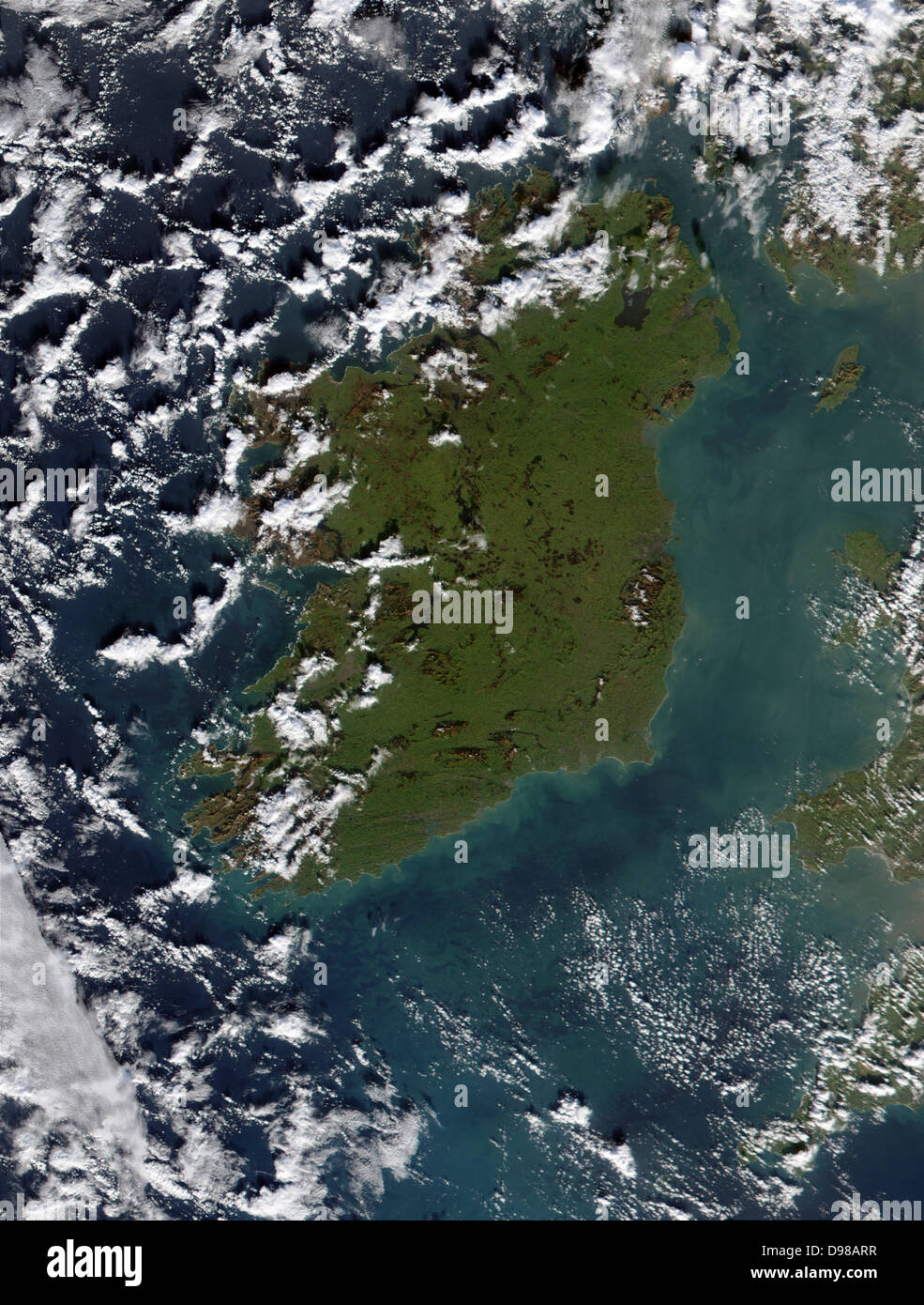 Die Irische See (rechts) voll von Phytoplankton in diesem true-color Bild ab Januar 2002. Die Irische See trennt Irland (Mitte) aus dem Vereinigten Königreich (rechts). Diese milchig ist wahrscheinlich wegen des Wachstums der marinen Pflanzen namens Phytoplankton. Kredit Jacques Descloitres, MODIS Land Rapid Response Team, NASA/GSFC Stockfoto