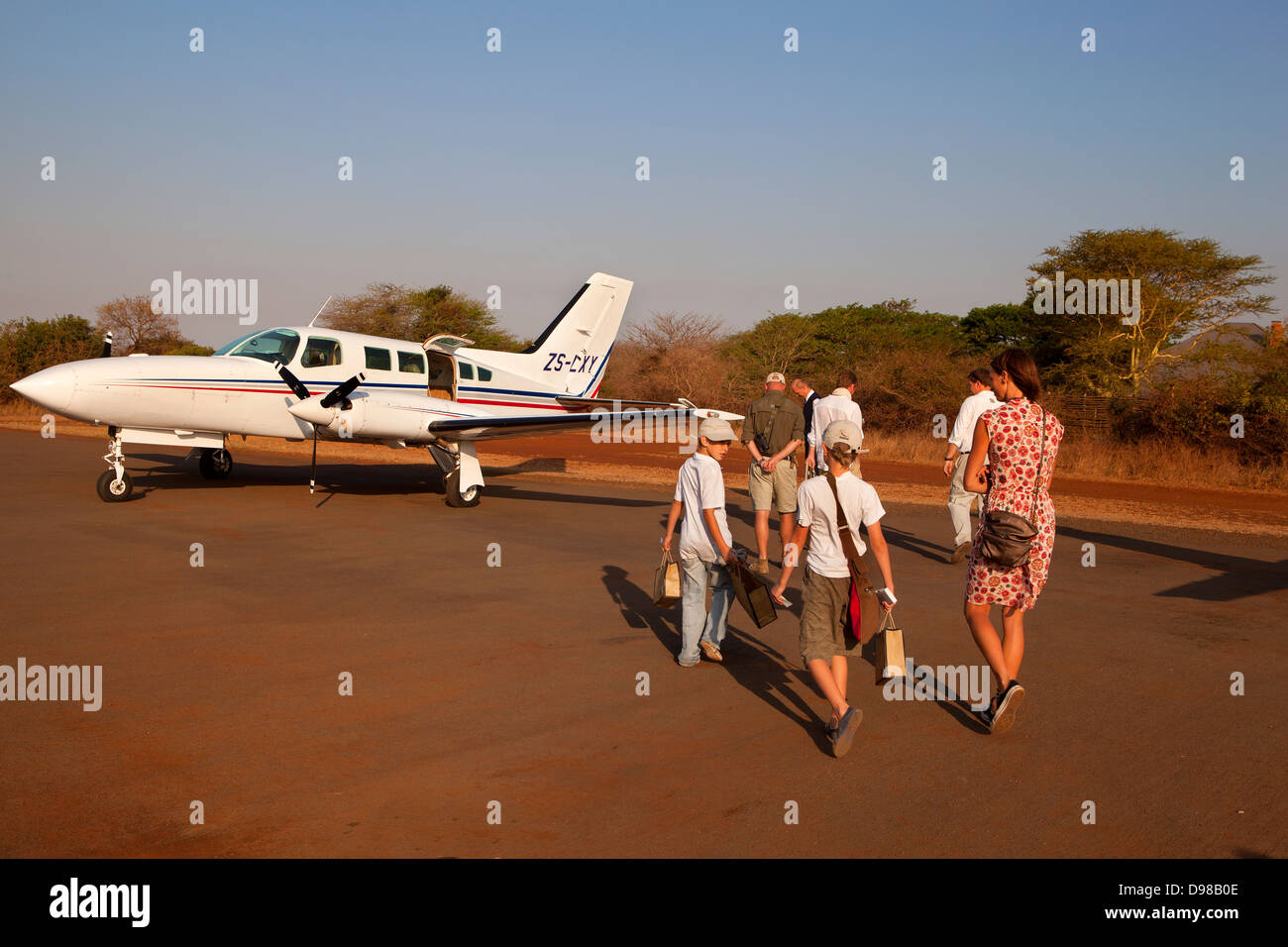 Eine Familie verlassen Phinda Wildreservat von Lufttaxi, Südafrika Stockfoto