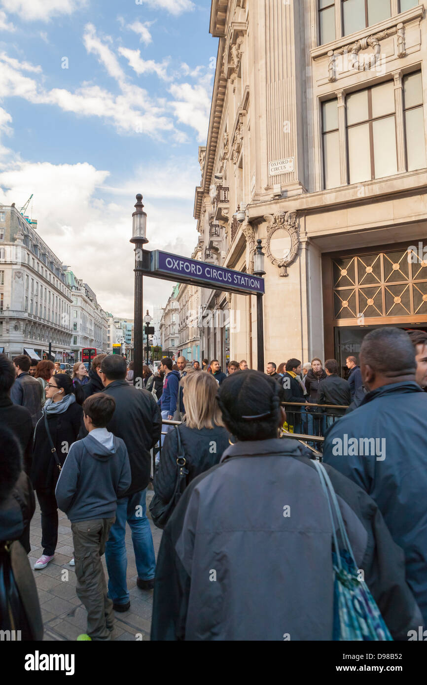 Menschen am Oxford Circus, central London, UK Stockfoto