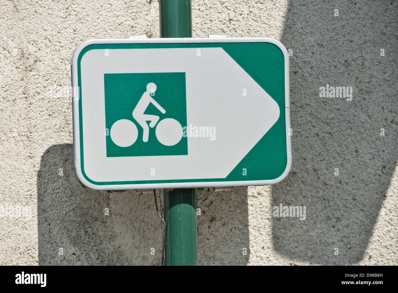 Eine französische Straßenschild auf einen Beitrag zeigt die Richtung einer Radroute Stockfoto
