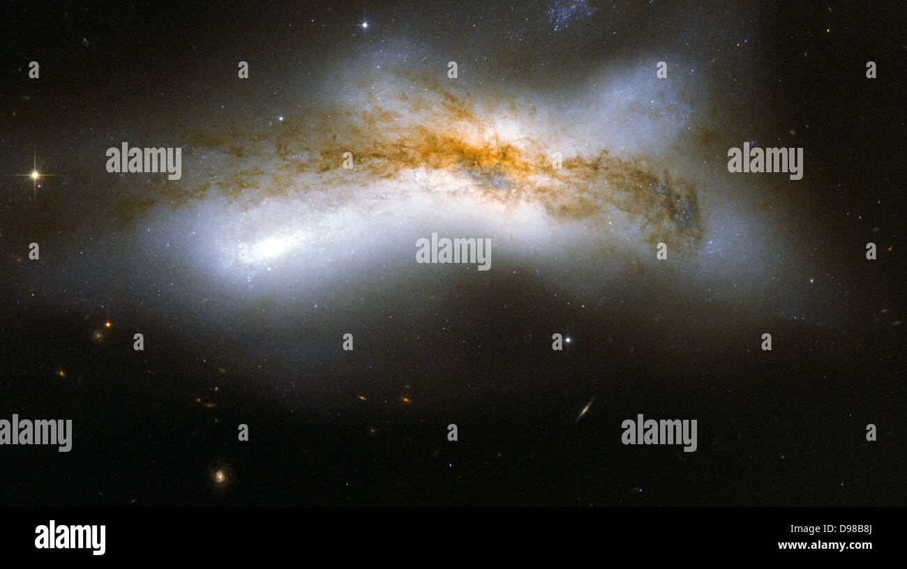 NGC 520 ist das Produkt einer Kollision zwischen zwei Galaxien, die vor 300 Millionen Jahren begann. Es veranschaulicht den mittleren Phasen des zusammenführen: die Festplatten der übergeordneten Galaxien haben zusammengeführt, sondern die Kerne noch nicht verschmolz. Stockfoto
